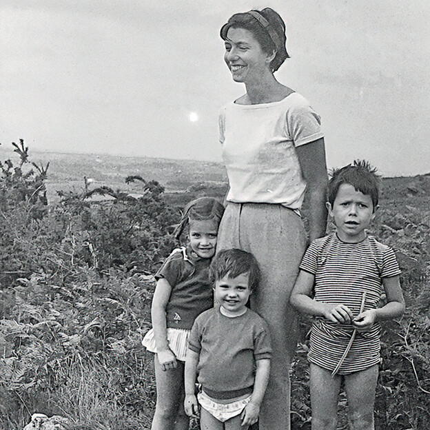 Emmanuel Carrère e le sorelle Nathalie e Marina ritratti insieme alla madre Hélène Carrère d’Encausse a Biarritz negli anni Sessanta.